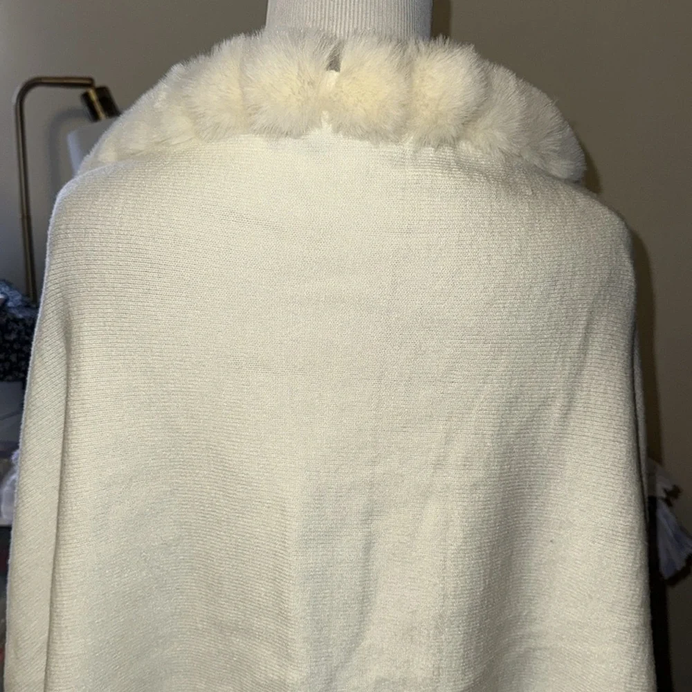 La Fiorentina Cream Faux Fur Accent Cape, one size, new